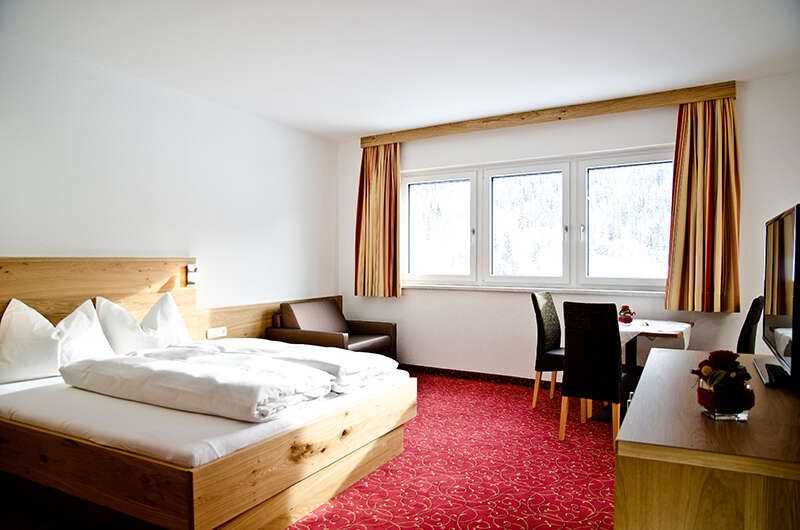 Doppelbett im Appartement Top 2 im Chalet Barbara in der Nähe von Ischgl