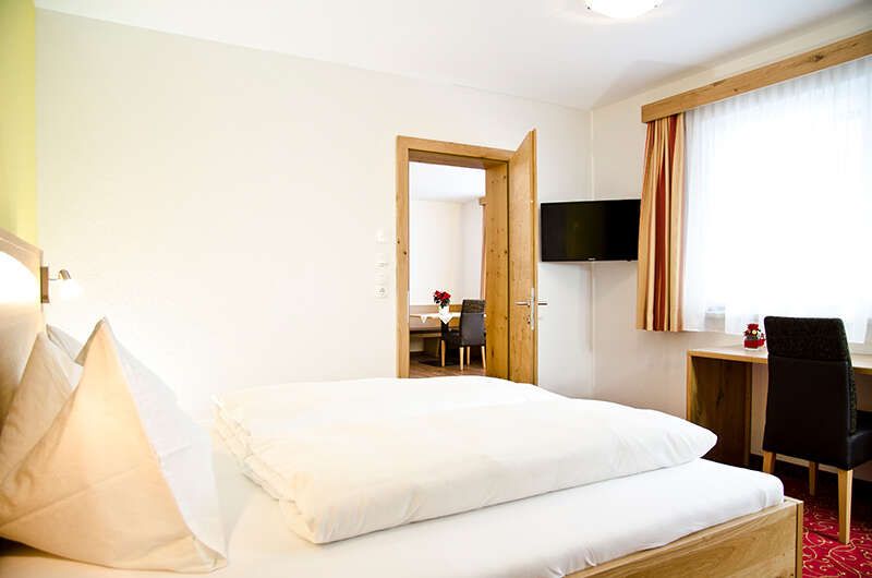 Doppelbettzimmer in der Ferienwohnung Top 1 im Chalet Barbara in Mathon, Tirol