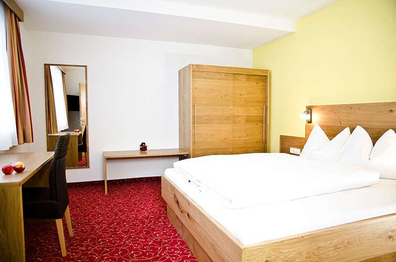 Schlafzimmer in der Ferienwohnung Top 1 im Chalet Barbara in Mathon, Tirol