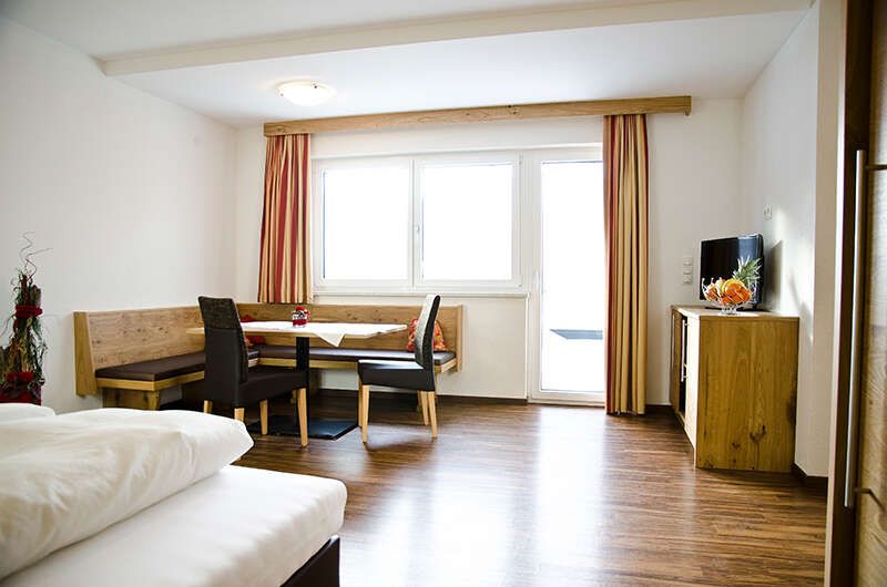 Wohn-Schlafbereich im Appartement Top 4 im Chalet Barbara in Mathon